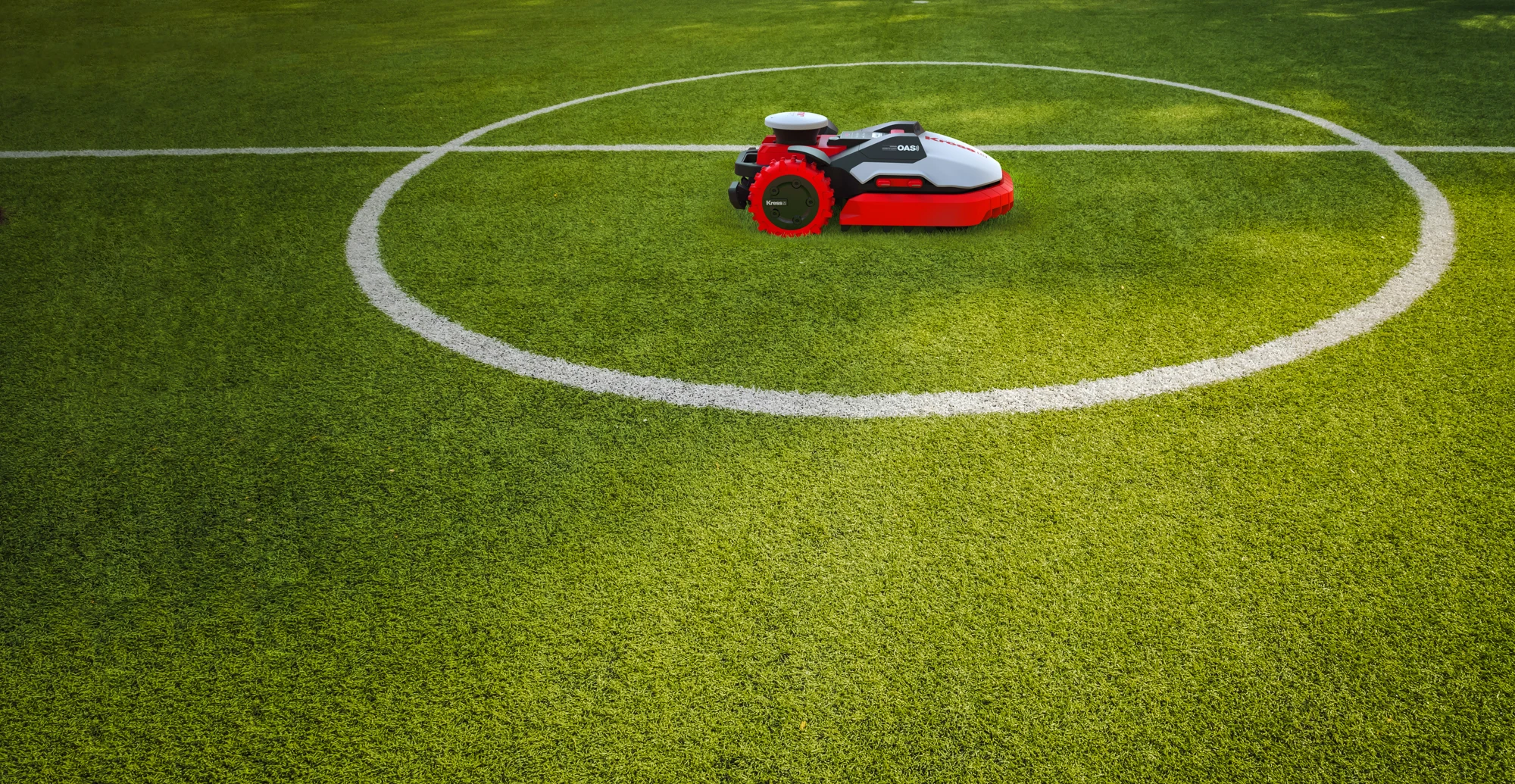 Robotgräsklippare från Kress vid mittcirkeln på en fotbollsplan